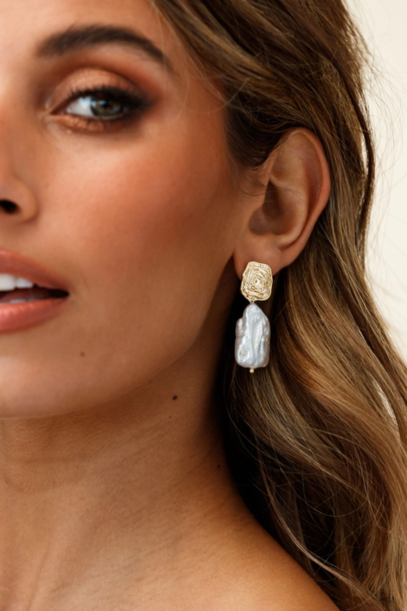 Antigua Baroque Pearl Earrings Gold - Image 2