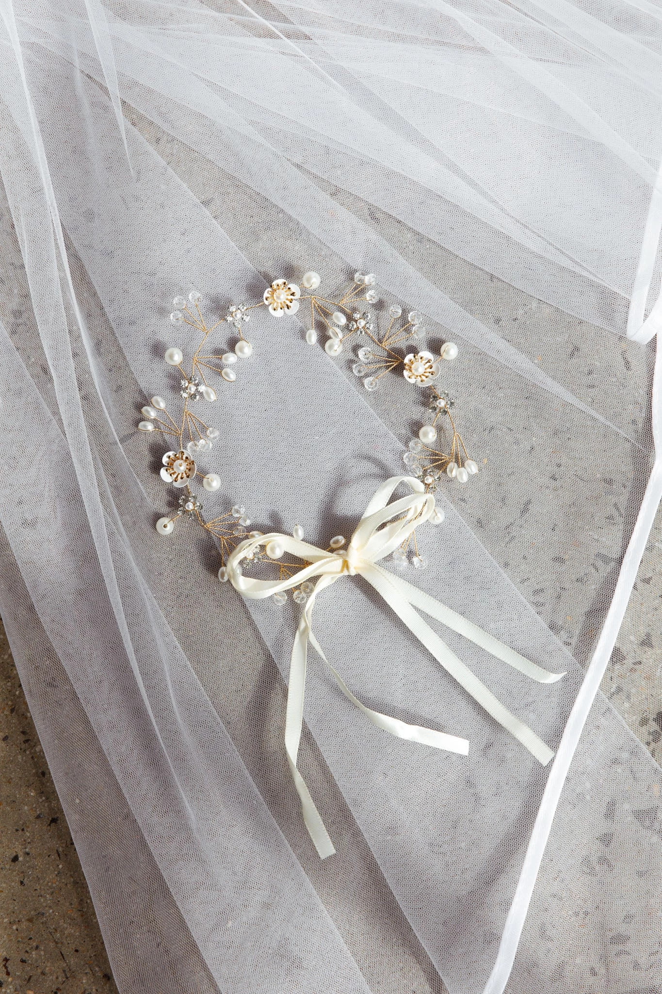 Flower & Pearl Wire Headband Gold - Image 4