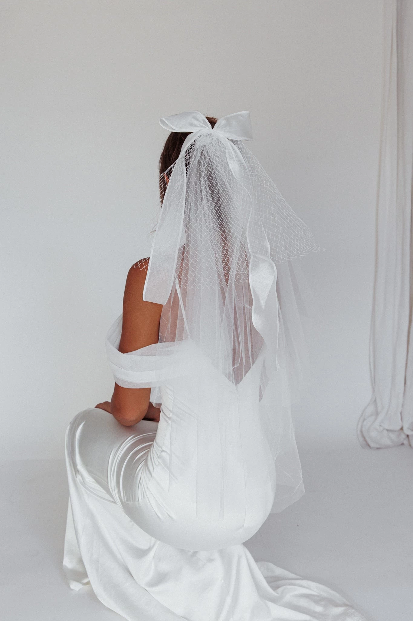 Evelyn Bow & Fishnet Bridal Veil White - Image 7